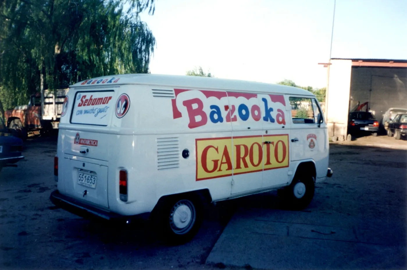 Camioneta de reparto con Bazooka y Garoto